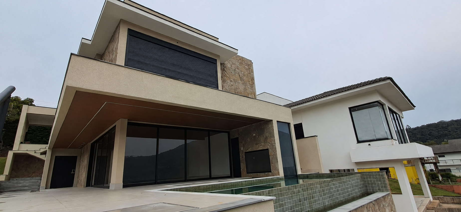 Residência em Atibaia com esquadrias pretas Linha Gold do Grupo AMZ