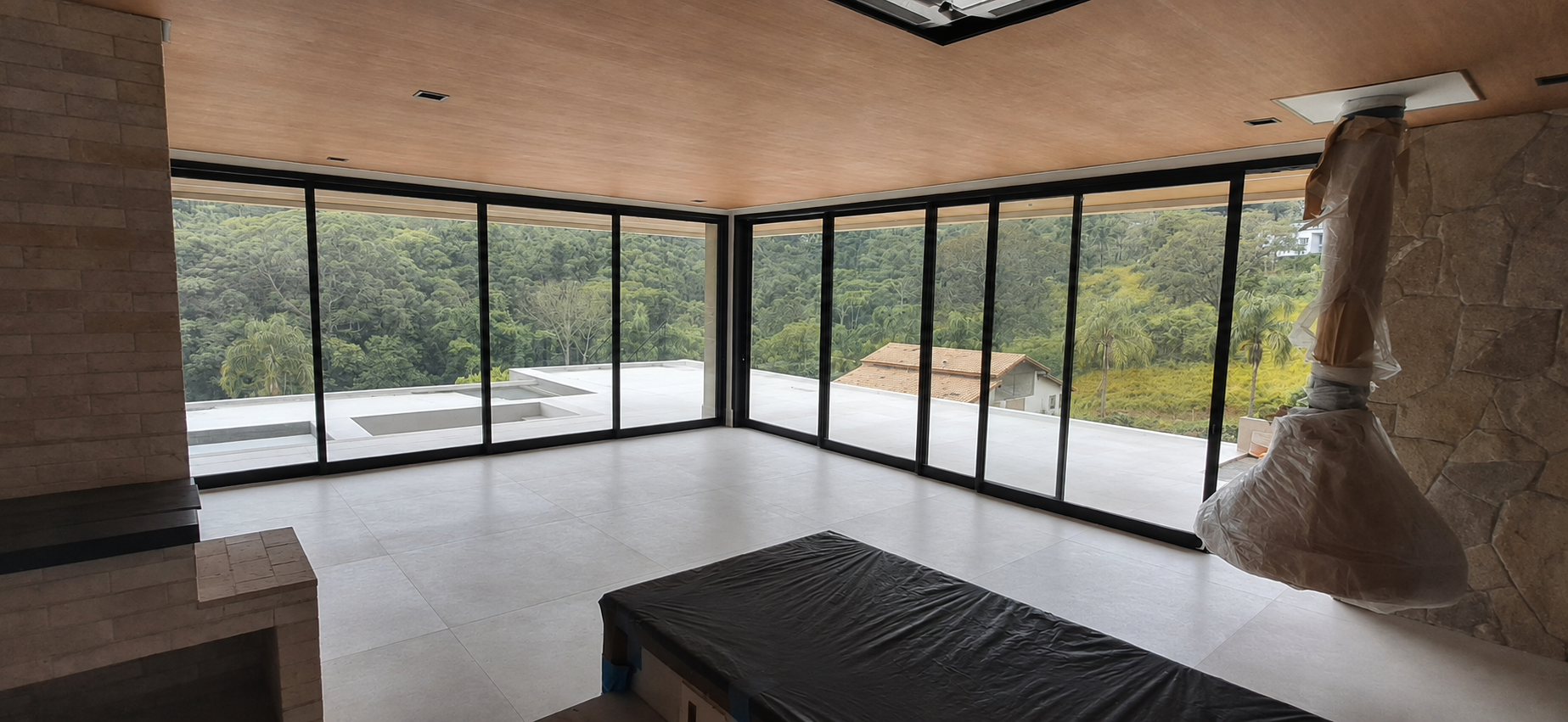 Portas de correr pretas com vidro incolor na área interna