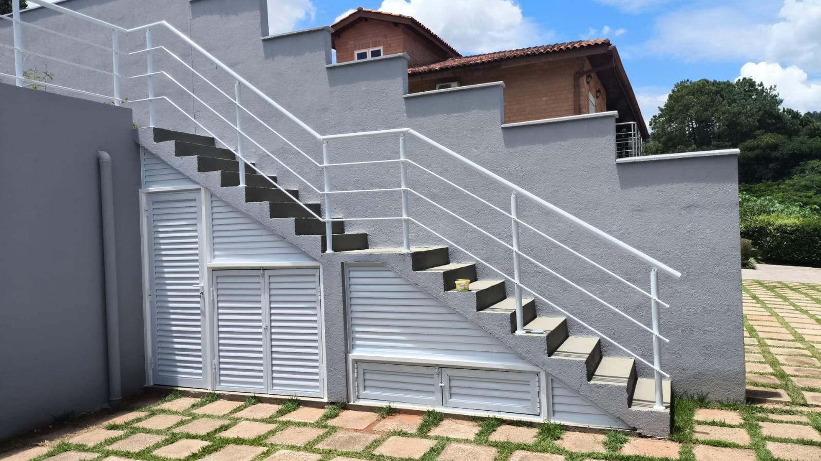 Fechamento sob escada em alumínio branco com corrimão e guarda-corpo