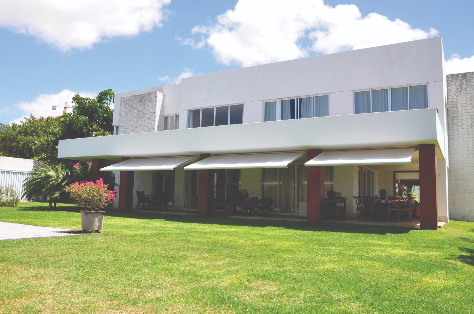 Residência com conjunto de toldos articulados