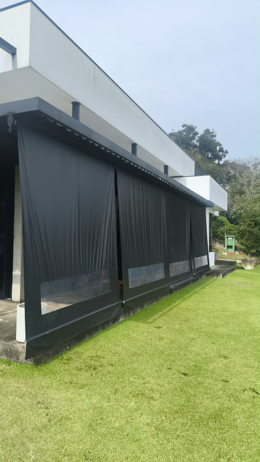 Conjunto de toldos cortina pretos em área externa